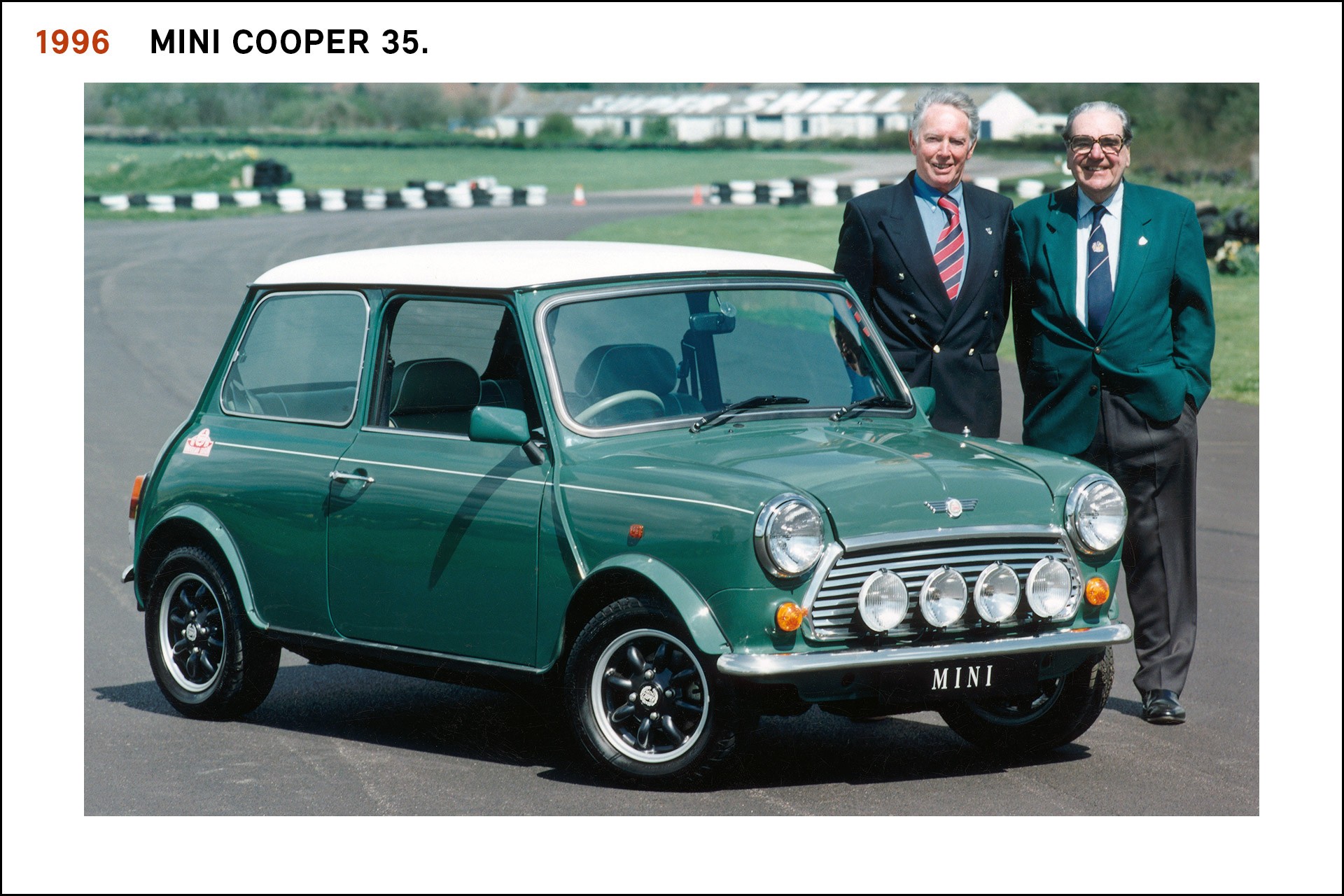 MINI Cooper 35, de 1996, na cor Almond Green com tejadilho branco, pele em Porcelain Green e painel em madeira de nogueira. 